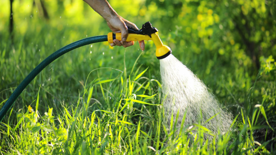Garden Hose Nozzles – Our Top 9 Picks to Spray Further and Save On Water